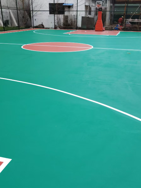 南岗 球场长期使用易出现地面开裂